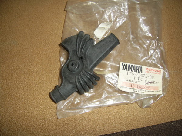 Yamaha-Cover-handle-lever-1T5-26372-00
