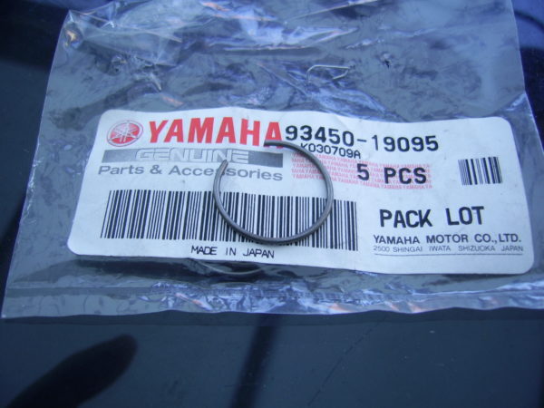 Yamaha-Piston-clip-93450-19095