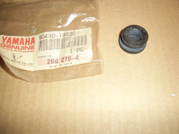 Yamaha-Plug-chassis-rear-90480-19030