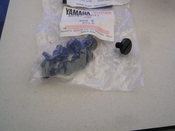 Yamaha-Screw-black-90791-49011